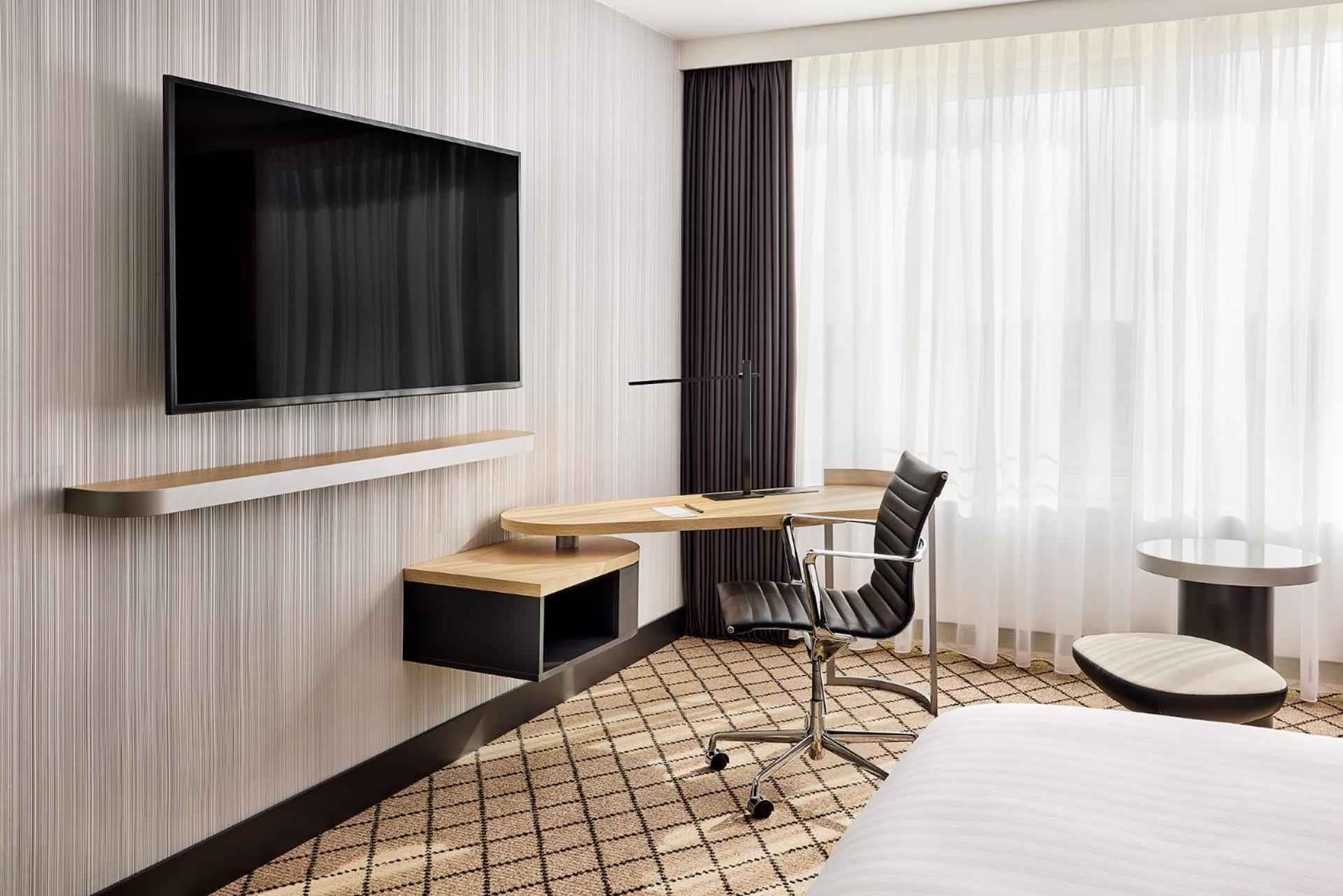 Courtyard By Marriott Maschsee 4*