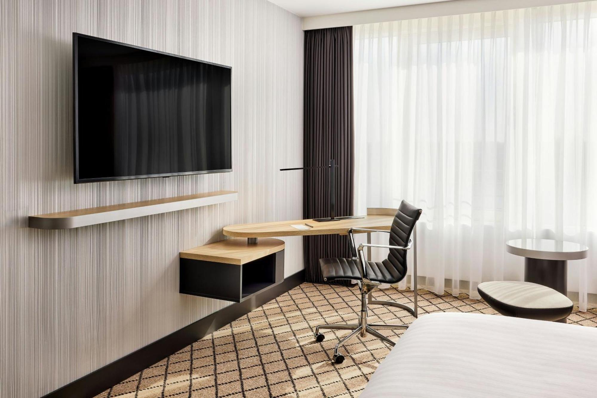 Courtyard By Marriott Maschsee Hotel