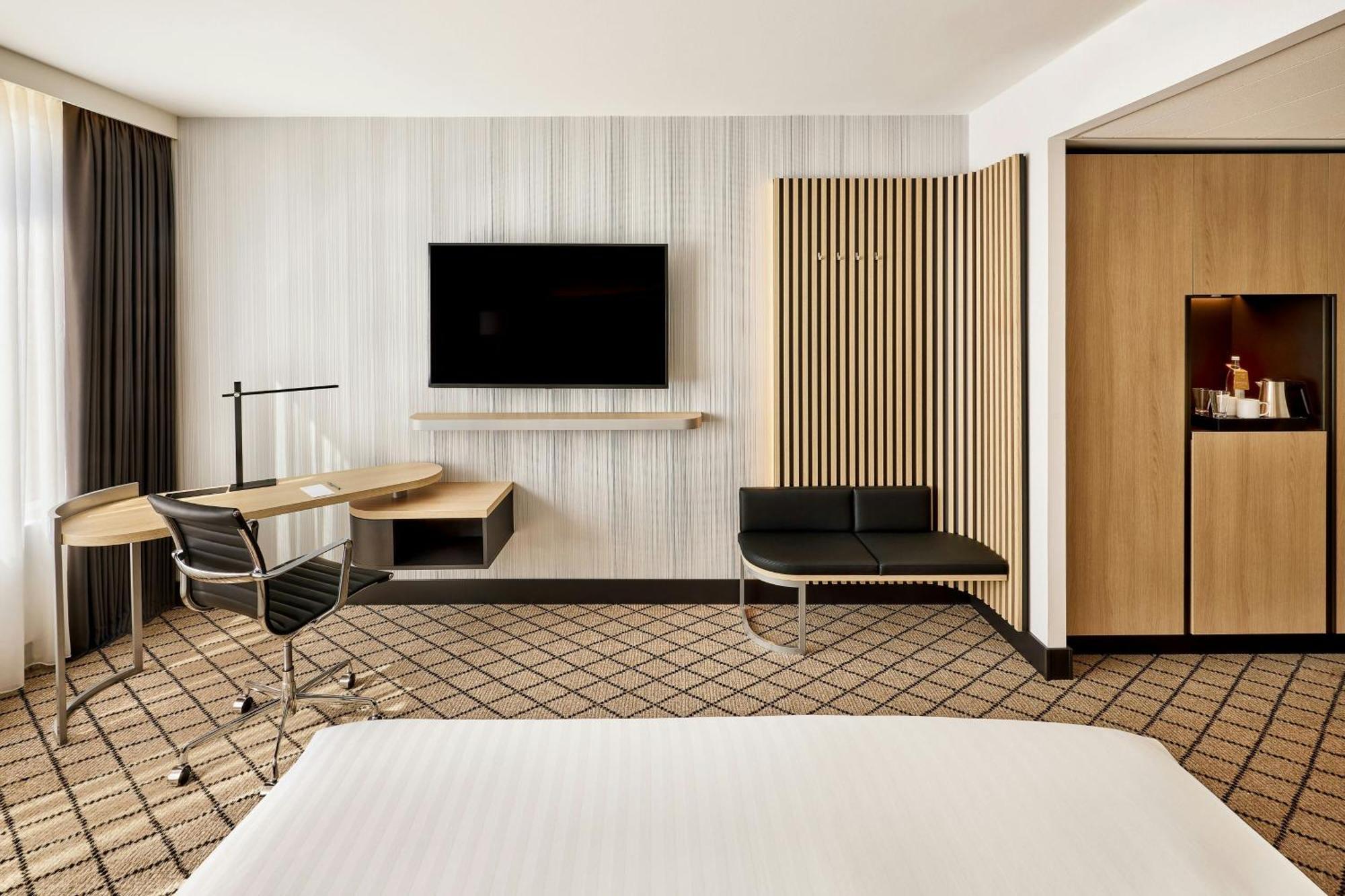 Courtyard By Marriott Maschsee 4*